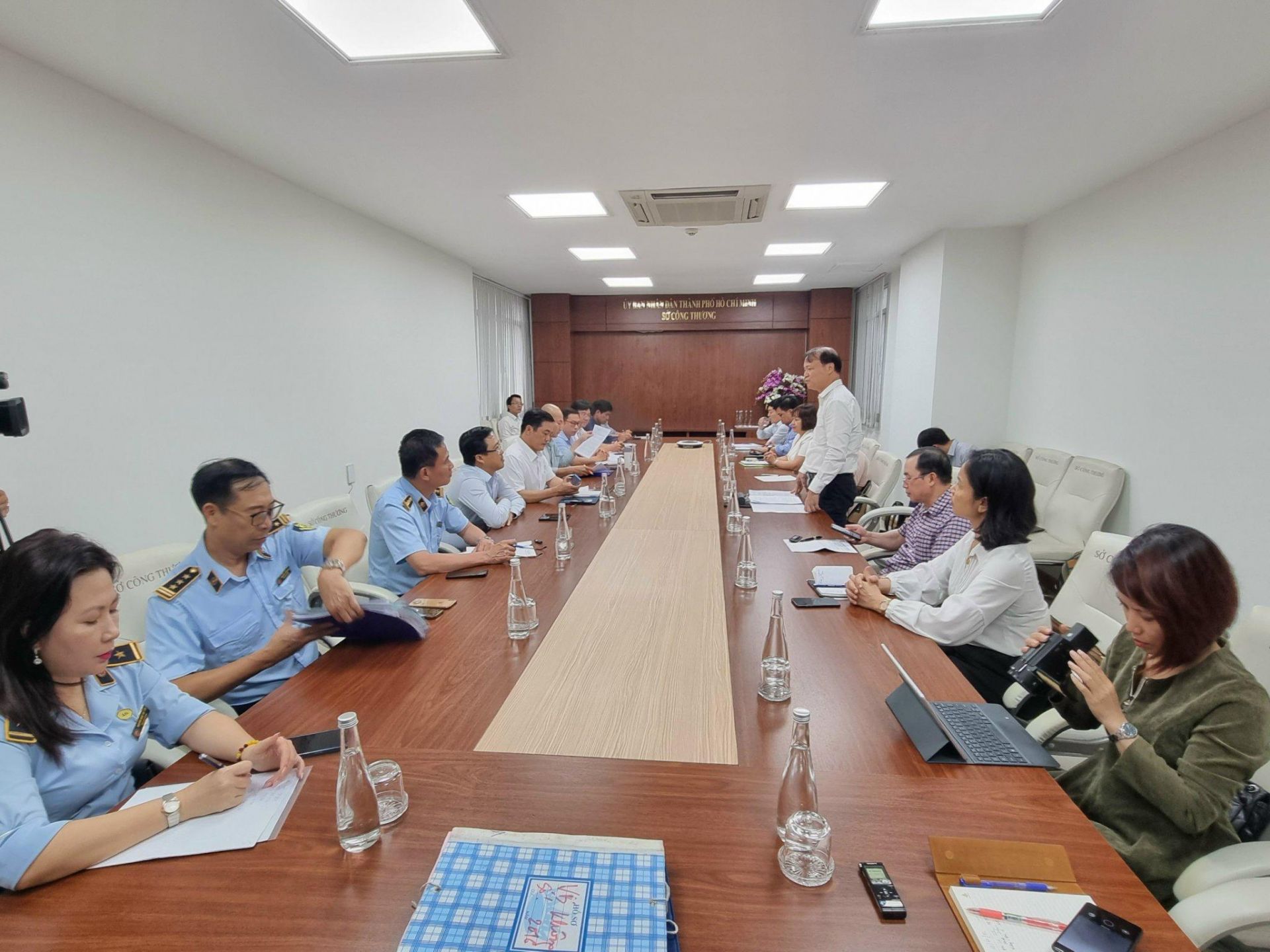 Thứ trưởng Đỗ Thắng Hải và đoàn công tác Bộ Công Thương làm việc với Sở Công Thương TP. Hồ Chí Minh và một số doanh nghiệp kinh doanh xăng dầu về tình hình đảm bảo nguồn cung xăng dầu trên địa bàn Thành phố
